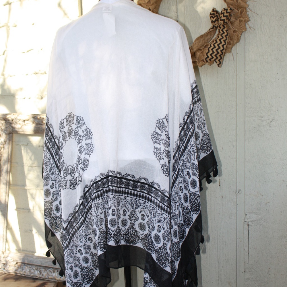 NWT Shawl in black and white One size - Picture 4 of 4